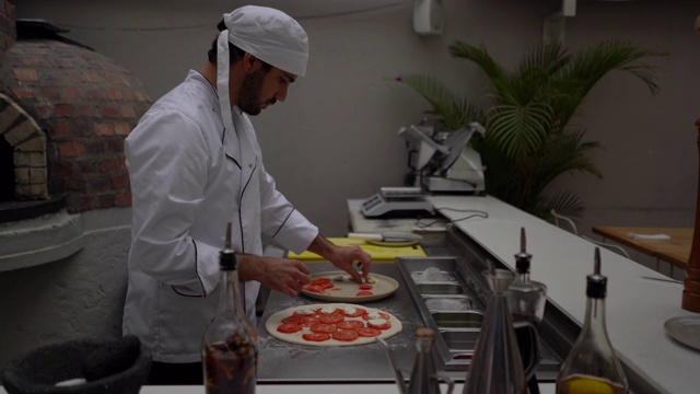 拉丁美洲厨师准备那不勒斯披萨在餐厅视频素材