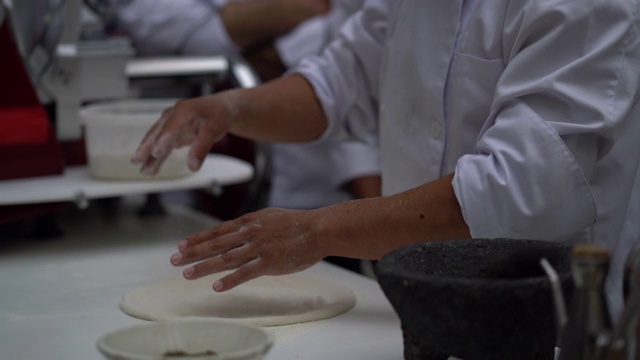 意大利餐厅面目全非的厨师正在准备制作披萨的面团视频素材