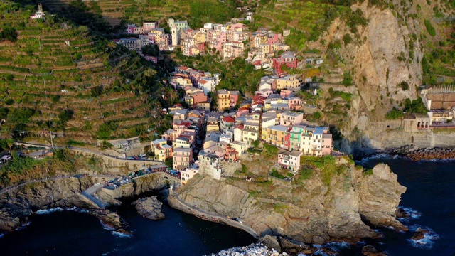 意大利马纳罗拉村的五店。马纳罗拉是意大利北部利古里亚的拉斯佩齐亚省的一个小镇，壮观的意大利海岸，坐落在悬崖上视频素材