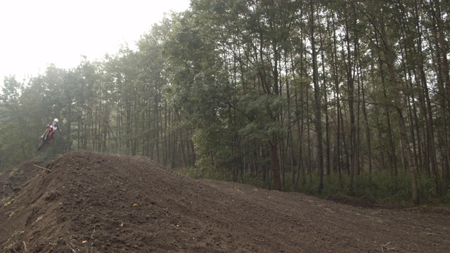 MS摩托车越野赛骑手跳过土堆的路线视频素材