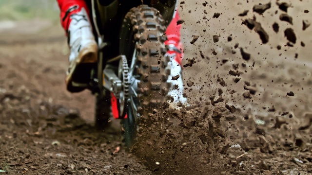 超级慢动作越野摩托车踢起泥土视频素材