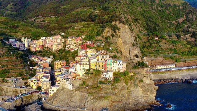 马纳罗拉村鸟瞰图，意大利五湾海岸。马纳罗拉是意大利北部利古里亚的拉斯佩齐亚省的一个小镇，从意大利海岸望去，景色壮丽视频素材