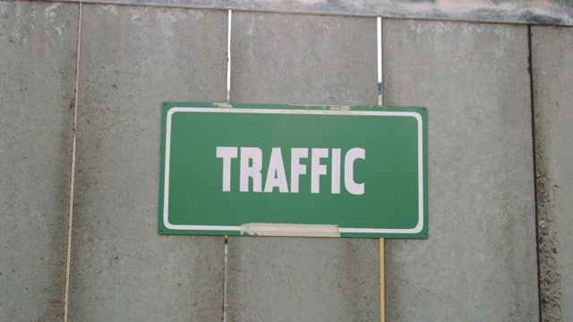 交通标志写在白色边框的绿色矩形金属板上视频下载