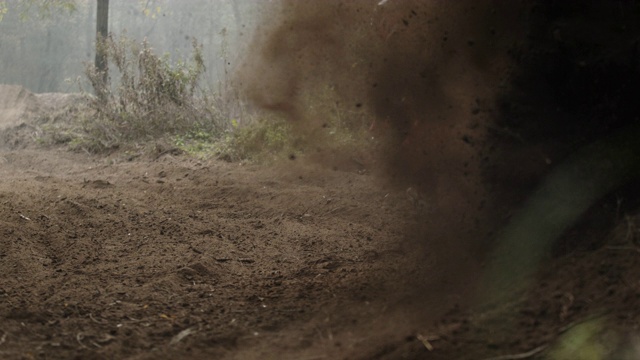 超级慢动作摩托车越野赛车手在赛道上踢起泥土视频素材