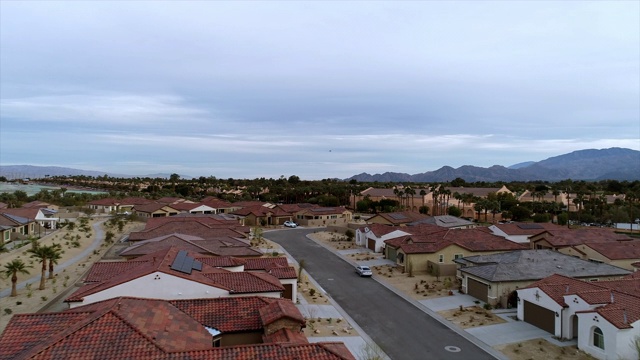 在总体规划的成人生活封闭式社区的全新住宅屋顶上的WS天线视频下载