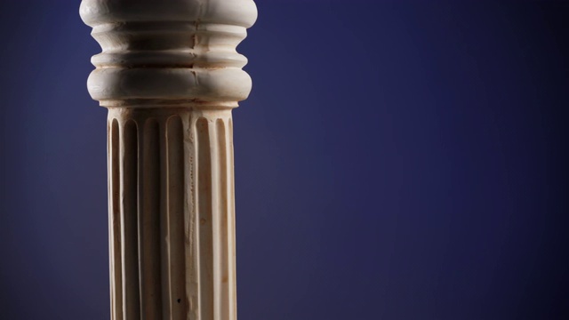 古老的柱旋转在深蓝色的背景视频下载