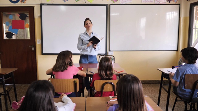 拉丁美洲的小学教育有女教师视频素材