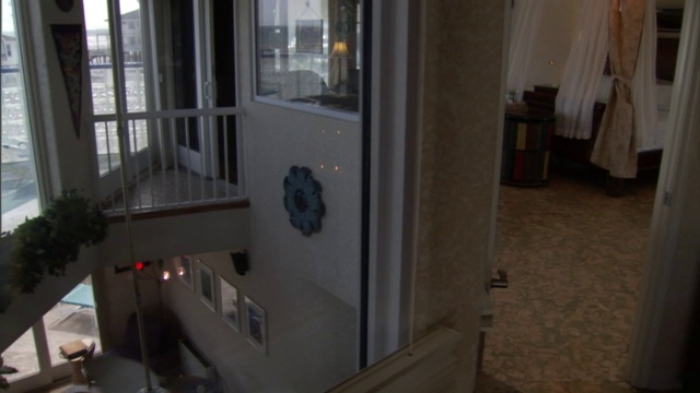 一条高架走廊俯瞰着一间起居室。视频素材