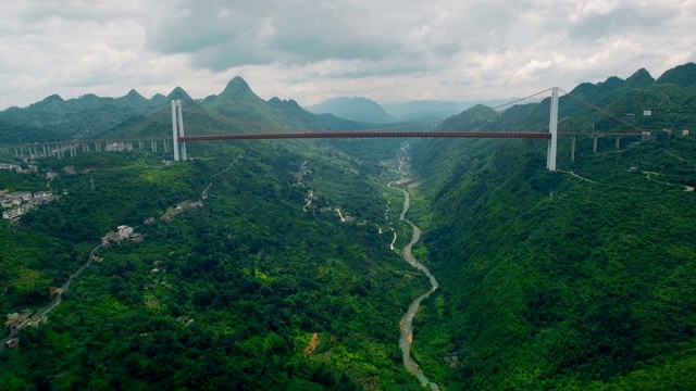 中国贵州峡谷上的巴陵河桥鸟瞰图。视频素材