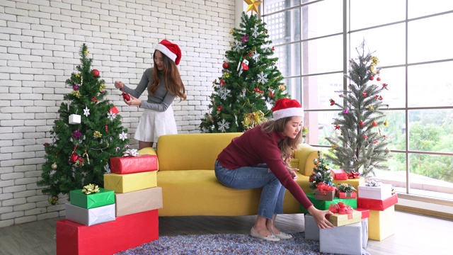 12月，亚洲女性装饰圣诞树，准备圣诞礼物视频下载