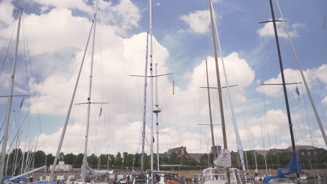 低角度全景:丹麦尼哈芬市哥本哈根运河上的帆船桅杆视频下载
