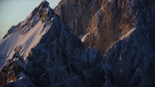 在日出时缩小拍摄的提顿山脉视频下载