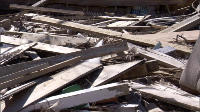 一堆一堆的飓风后残骸散落在一个社区。视频素材