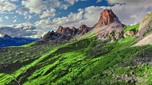 阿瓦罗峰附近的帕索焦，多洛米特，意大利，鸟瞰图视频下载