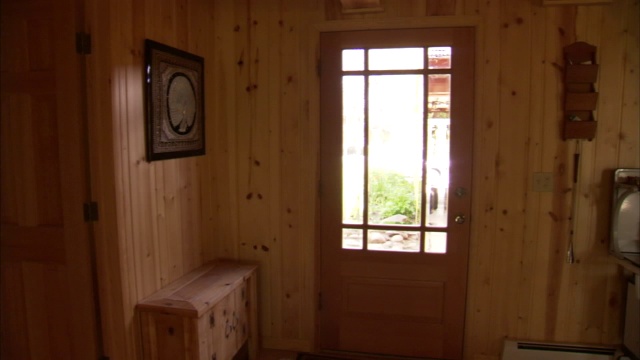 松木镶板覆盖了住宅入口的墙壁。视频下载