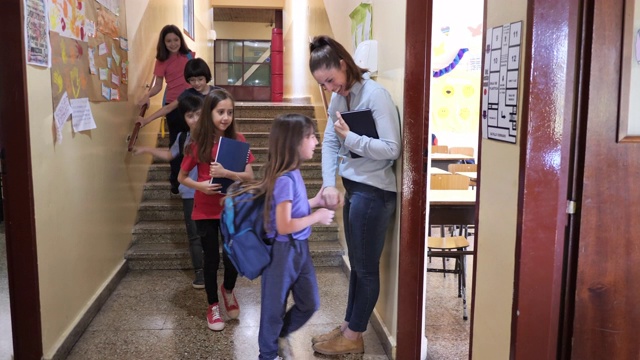 小学教育，回到学校教育，在拉丁美洲有女老师，孩子们进入教室视频素材