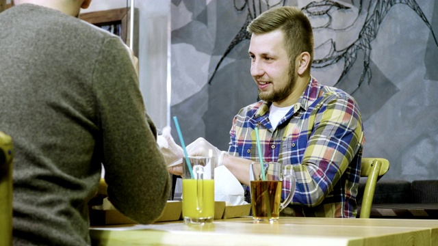 一群朋友在餐厅聊天、喝酒、吃饭。4 k视频素材