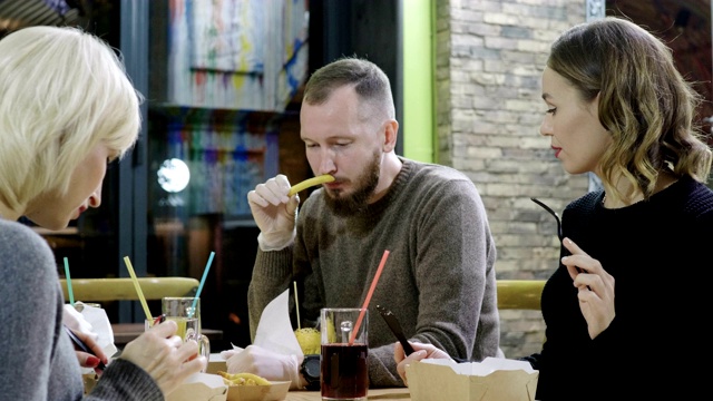 一群朋友在餐厅聊天、喝酒、吃饭。4 k视频素材
