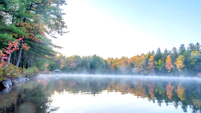 4K延时拍摄的雾和多色秋天在马斯科卡湖，格雷文赫斯特，加拿大视频下载