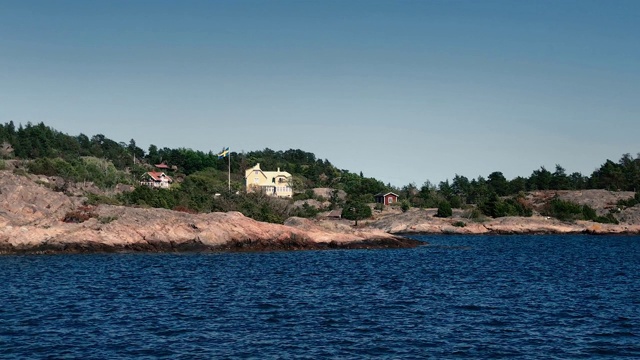 位于斯德哥尔摩群岛偏远岛屿上的传统瑞典住宅视频下载