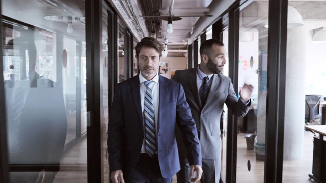 成熟的拉丁商务人士穿着西装去办公室视频素材