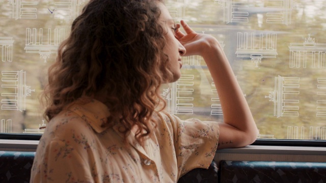 年轻女子坐在火车上，在柏林望着窗外视频素材