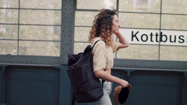 柏林月台上，一名年轻女子站在正在行驶的火车前视频素材