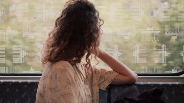 德国柏林，一名年轻女子坐在火车上视频素材