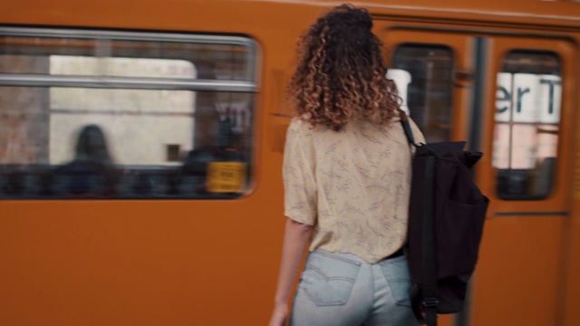 德国柏林，一名年轻女子正在上火车视频素材