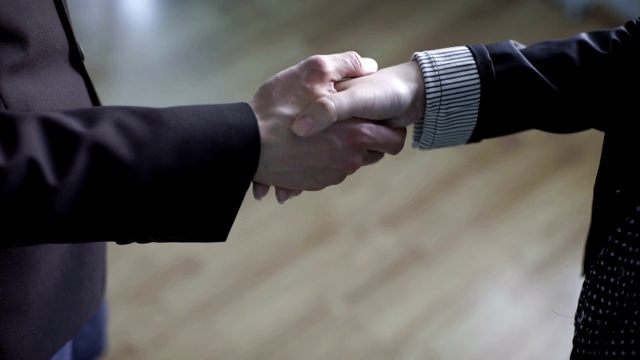 业务握手。商务握手和商务人士的理念视频素材
