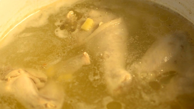 在一个大锅里煮很多鸡腿，以获得健康和适当的营养视频下载