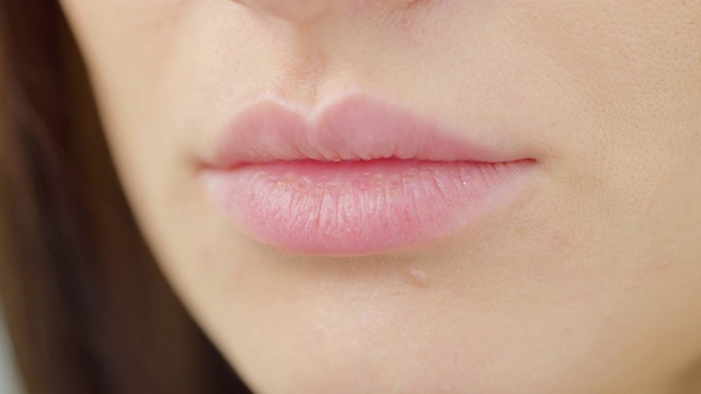 女人嘴唇的特写。视频素材