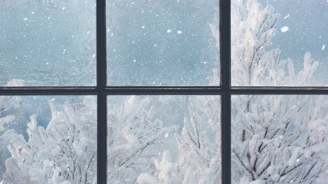 一扇俯瞰冬季森林的木窗的剪影。美丽的冬季景观与飘落的雪视频素材