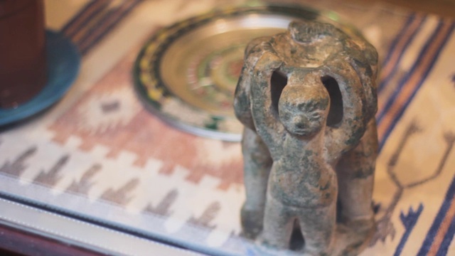 墨西哥小雕像，小个子男人拿着一盘烟灰缸。古老的文明。视频素材