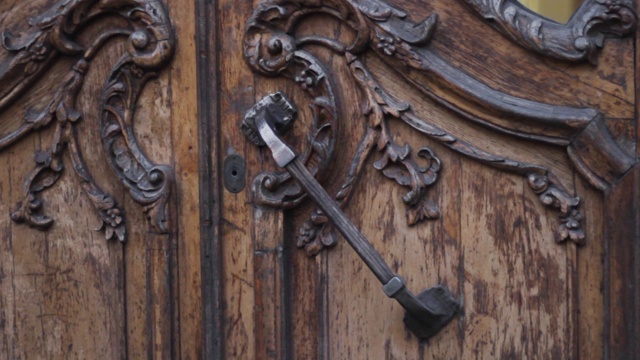 复古的门把手木制浅浮雕装饰。古董装饰布朗视频素材