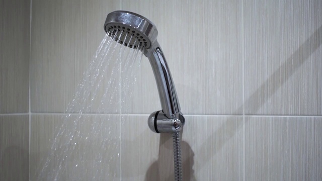 淋浴喷头，浴室里有自来水视频素材
