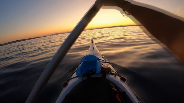 夕阳下的海上皮划艇视频素材