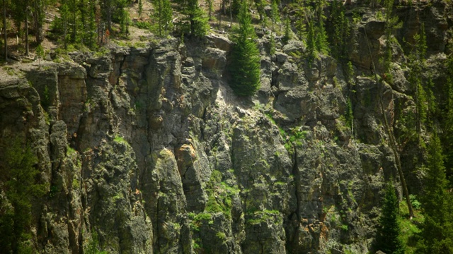 倾斜拍摄的黑曜石悬崖在黄石国家公园视频素材