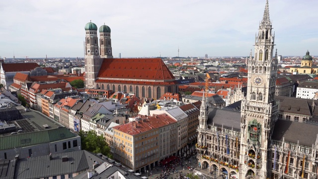 德国慕尼黑，玛丽恩广场，新市政厅和圣母教堂视频下载