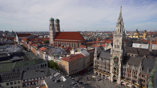 德国慕尼黑，玛丽恩广场，新市政厅和圣母教堂视频下载