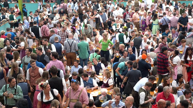 在德国慕尼黑啤酒节上，一群人在啤酒帐篷里庆祝视频下载
