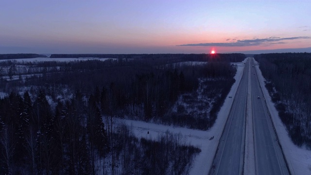 公路上冬日的夕阳。视频下载