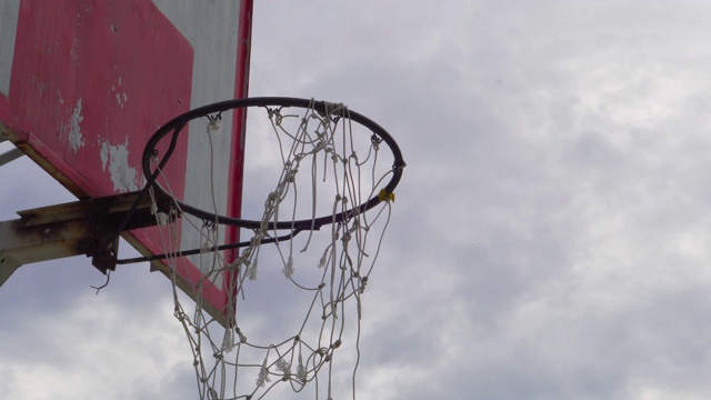 街头户外篮球飞入公共竞技场的篮球圈视频素材