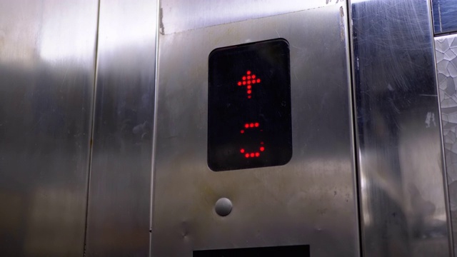 箭头向上的电梯内的数码显示显示1楼至3楼视频下载