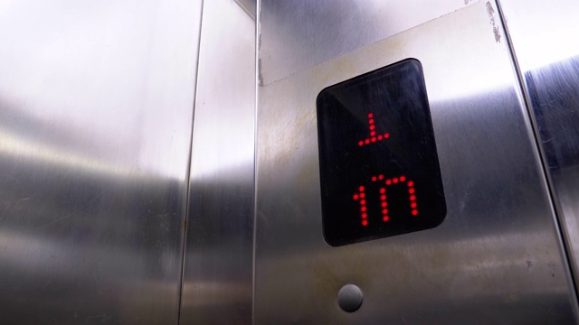箭头向下的电梯里的数字显示从15层到7层视频下载