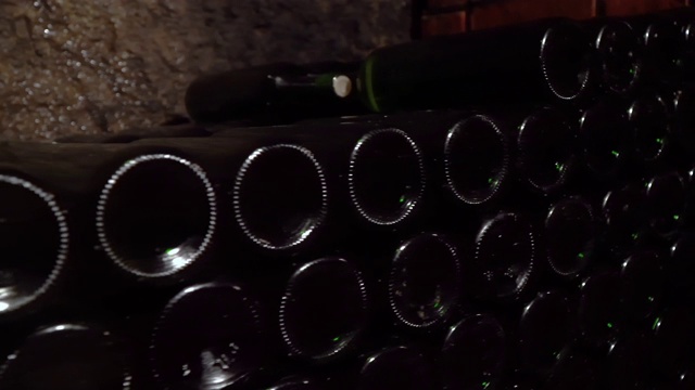 酒瓶堆放在酒窖里视频素材