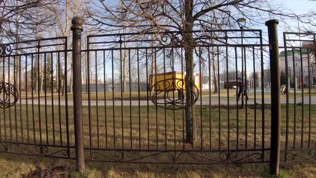 城市公园的铁栅栏视频下载