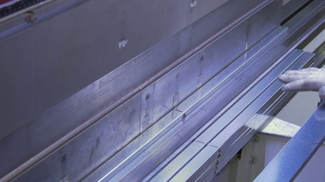 在工厂用工业机器弯曲铝型材。视频下载
