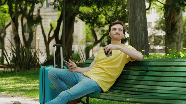 一个旅行的年轻人正在公园里休息视频素材