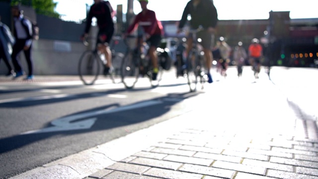骑自行车的人和行人在城市上班的路上慢动作过马路视频素材
